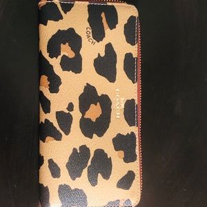 COACH SLIM ACCORDION ZIP WALLET /LEOPARD PRINT